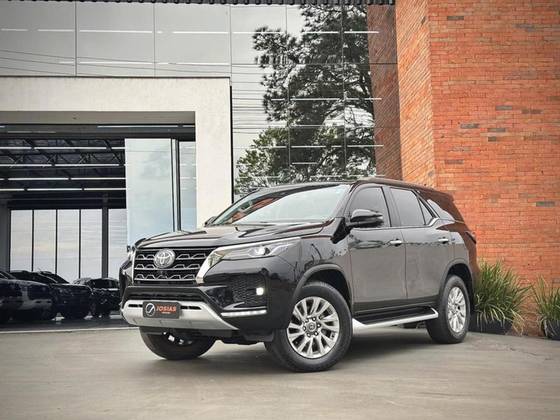 TOYOTA HILUX SW4 2.8 D-4D TURBO DIESEL SRX 7L 4X4 AUTOMÁTICO TOYOTA HILUX SW4 2.8 D-4D TURBO DIESEL SRX 7L 4X4 AUTOMÁTICO